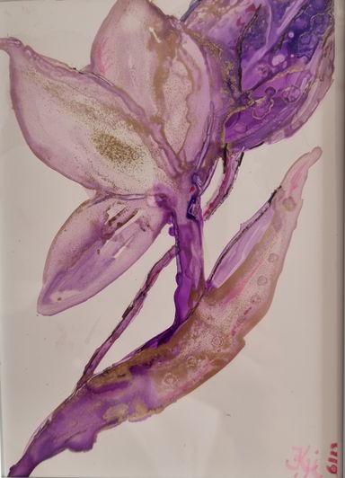 Ein Gemälde von Kathi Hildebrandt - Enthousio-Art. Es zeigt eine abstrakte Magnolie in zarten Violett-Tönen mit goldenem Schimmer.